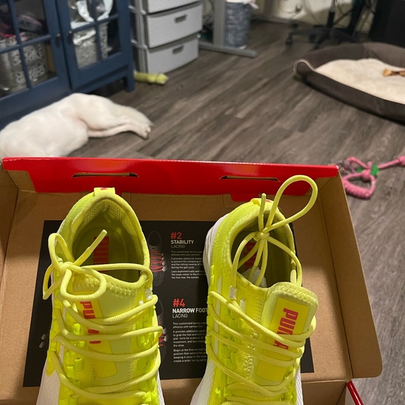 Like New Puma Speed 300 racer Neon yellow .. pink and white 8.5 in woman’s - Picture 7 of 11
